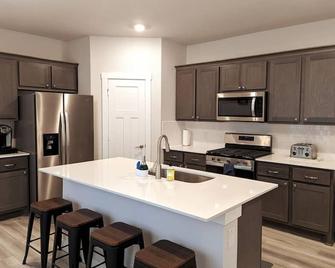 Vivanta Retreat - College Station - Kitchen