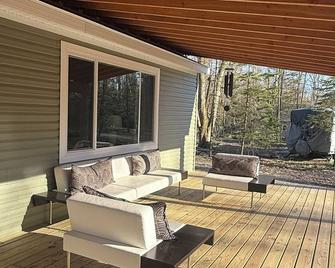 Escape and Relax; Steps Away from Lake Michigan - Ellsworth - Patio