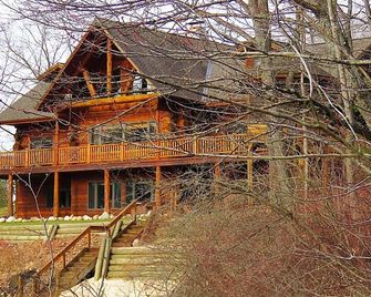 Northern Serenity at the Rustic White Stag Lodge - Lewiston - Edificio