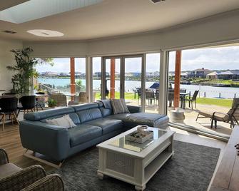 Beautiful waterfront home with kyacks \n\n - 굴와 - 거실