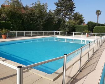 Apartment in Ciboure with heated pool and private parking - Ciboure - Piscine
