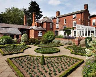 Convenient 4 Bed Homely Retreat in Wolverhampton - Wolverhampton - Building