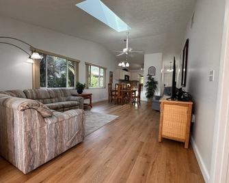 Stylish budget friendly retreat! - Lake Placid - Living room