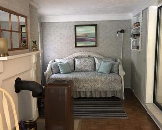 Zoo House just minutes to Zoo, Pottery, walking distance to Zoo City Sportsplex - Asheboro - Living room