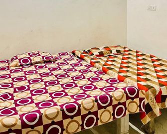 Om sai guest house - Варанасі - Спальня