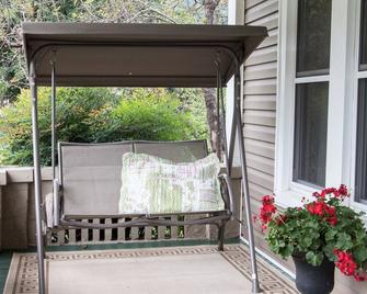 Charming Cottage in town~on Appalachian Trail~Mountain Views~ - Hot Springs - Balcón