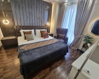 Said's Suites Elysium Tower Opposite To - Islamabad - Bedroom