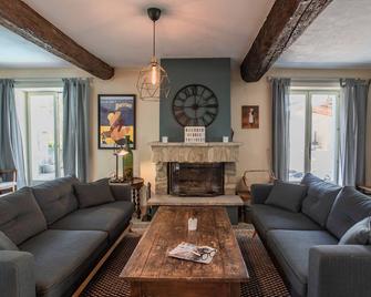 Renovated farmhouse with private pool - Montréal - Living room