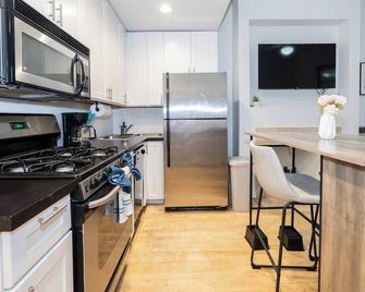 Updated, Prime Location, Parking Avail. - Lp - Chicago - Kitchen