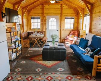 Paradise Valley Cabin by Chico & Yellowstone Park! - Livingston - Living room