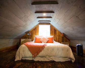 Tranquil Treehouse Cottage, King Bed, River View - Waterford - Habitación