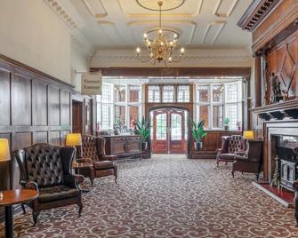 Russ Hill Hotel - Хорлі - Лоббі