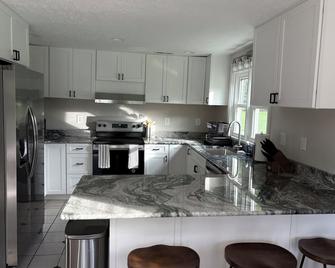 Cozy, riverfront house - 15 minutes from Virginia Tech - Blacksburg - Kitchen