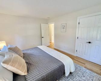 Quiet Family & Pet Friendly Home w/ Backyard [Owls Nest]\n - Tremont - Habitación