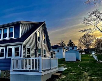 Beach Ready 3-bdrm house, Short Walk to Private Beach and Park, Lots of Parking - Niantic - Gebäude