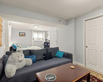 Quiet 2br Basement Suite W/Office, Private Entrance - Near DC & Shops - Springfield - Living room