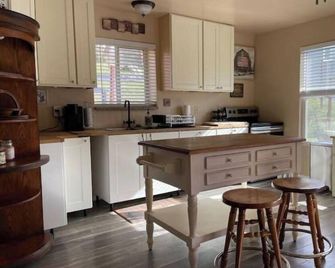 Cozy Guesthouse on 5 acres - Placerville - Kitchen