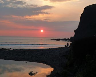 The Old Shippon, Crackington Haven, Bude, Cornwall, walk to the Beach Pub. - Boscastle - Beach