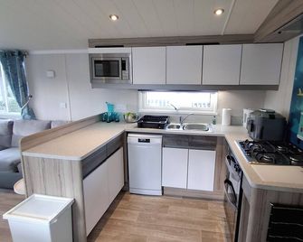 Cozy 2-bedroom caravan in Seton Sands! It has WiFi and close to the beach - Longniddry - Cocina