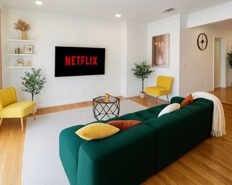 Stylish 3BR Getaway plus Pool - Los Angeles - Living room