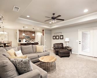 Clean & Quiet Barstow Retreat - Amarillo - Living room