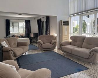 Villa Scoble With Private Pool In Bellapais Village. - Ozankoy - Living room