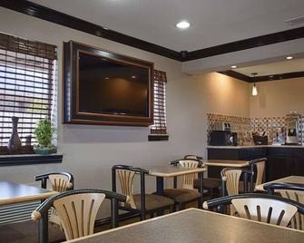 Relaxing Decatur Getaway | Budget-friendly Room | Relaxing Outdoor Pool - Decatur - Restaurant
