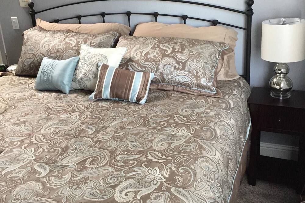 The Bowlus Suite on the historic square in Iola, Kansas. - Iola - Bedroom
