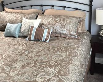 The Bowlus Suite on the historic square in Iola, Kansas. - Iola - Slaapkamer