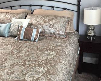 The Bowlus Suite on the historic square in Iola, Kansas. - Iola - Bedroom