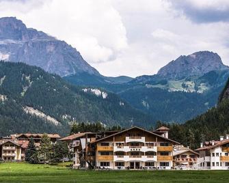 Golden Park Resort - Campitello di Fassa