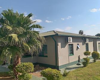 De Ella's Boutique Lodge - Polokwane - Building