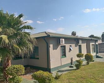 De Ella's Boutique Lodge - Polokwane - Budova