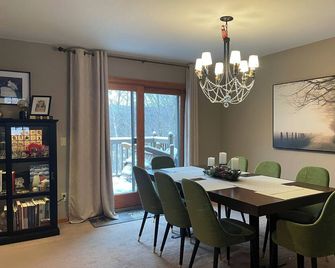 Spacious Townhome with breathtaking views of Mount Snow. 5 min Shuttle to ski - Dover - Dining room