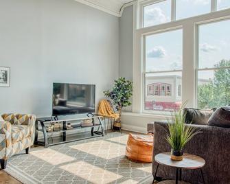 Spacious Downtown Owosso Loft - Owosso - Living room