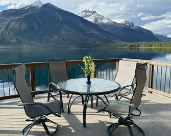 Inside Glacier National Park, Lakefront cabin - West Glacier - Balcón