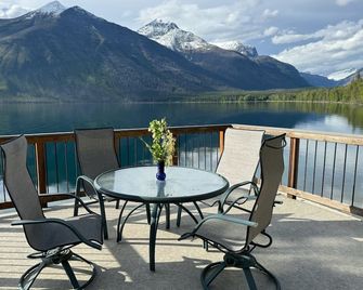 Inside Glacier National Park, Lakefront cabin - ווסט גלשייר - מרפסת
