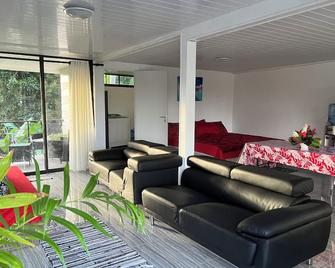 DEANE HOUSE Large, fully-equipped studio located in the city center. - Vaitape