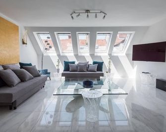 Ab Ljubljana - The Princess Castle Triplex - Ljubljana - Wohnzimmer