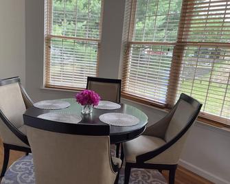 Beautiful Single Family Home 4 Bed 2.5 Bath - Carmel - Dining room