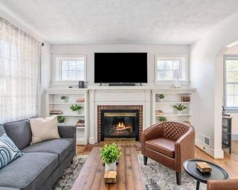 Peaceful & Cozy 2 BR Unit with Large Fenced Backyard-Family & Pet Friendly - Glen Allen - Living room