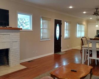 Winter Rental - Fully Furnished Ranch House - Belmar - Dining room