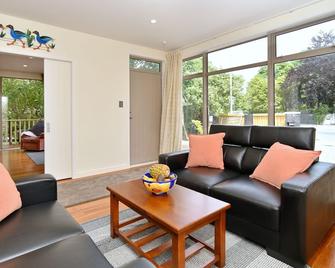 Clyde 106 - Christchurch Holiday Homes - Christchurch - Sala de estar