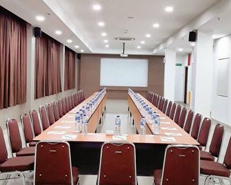 Alltrue Lite Hotel Nagoya Hill Batam - Batam - Meeting room
