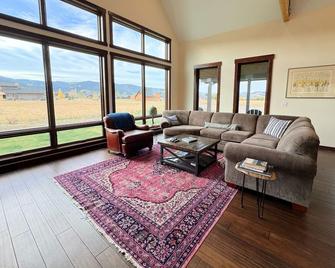 Luxury Mountain Family Home w/Hot Tub - Victor - Huiskamer