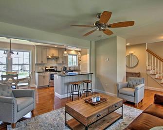 Charming Home with Yard Steps to Pawcatuck River! - Pawcatuck - Sala de estar
