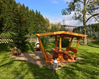 Scenic Stay in Rauschenbach, Cleaning In - Neuhausen - Innenhof