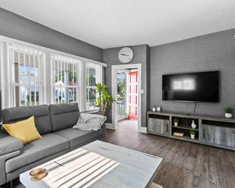 Elegant Luxury Home in Downtown Royal Oak Birmingham - Berkley - Sala de estar