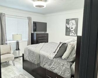 Beautifully furnished 2-bedroom one bath apartment with fitness room, in Toledo - Toledo - Bedroom