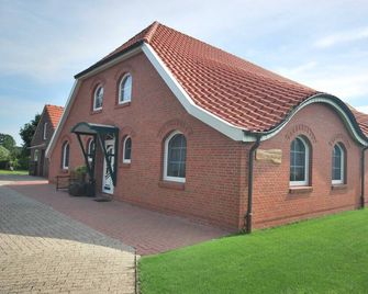 Vacation apartment Im Fehnhus (canal side) - Holiday apartments Im Fehnhus 35653 and - Apen - Edificio